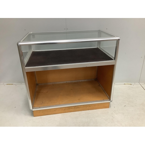 1015 - A modern shop display case. Width 99cm, depth 59cm, height 91cm. Condition - poor to fair