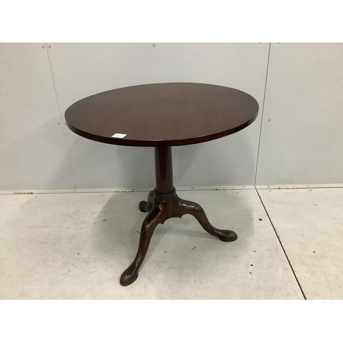 1085 - A George III circular mahogany tilt top tea table, diameter 81cm, height 71cm. Condition - fair to g... 