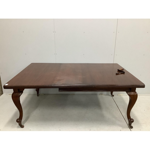 1097 - An early 20th century mahogany extending dining table, with one spare leaf and winder, 180cm extende... 