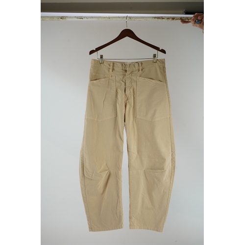 1243 - Two pairs of this season Nili Lotan Shon cotton-blend twill barrel-leg pants in black and beige. RRP... 