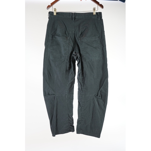 1243 - Two pairs of this season Nili Lotan Shon cotton-blend twill barrel-leg pants in black and beige. RRP... 