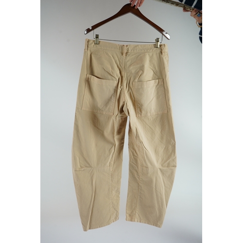 1243 - Two pairs of this season Nili Lotan Shon cotton-blend twill barrel-leg pants in black and beige. RRP... 