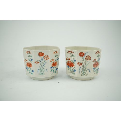 1436 - A pair of Japanese kakiemon octagonal porcelain cups, probably Edo period, 5.5cm high. Condition - o... 