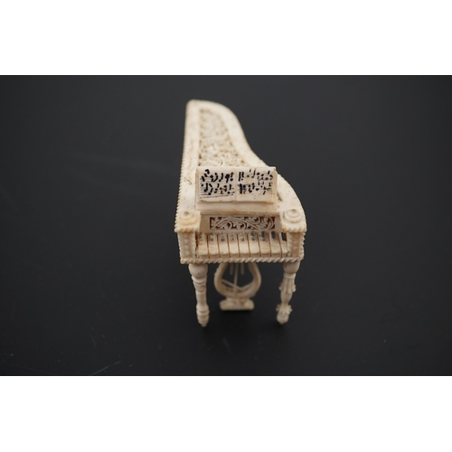 1461 - A Napoleonic Prisoner of War bone miniature model of a harpsichord, 6.5cm long. Condition - good... 