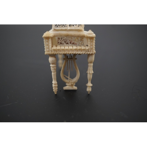 1461 - A Napoleonic Prisoner of War bone miniature model of a harpsichord, 6.5cm long. Condition - good... 