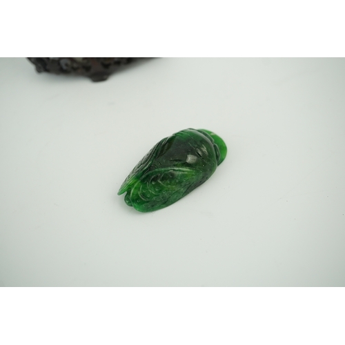 1463 - Chinese agate rabbit snuff bottle on stand and green hardstone bug pendant, rabbit snuff bottle 5cm ... 