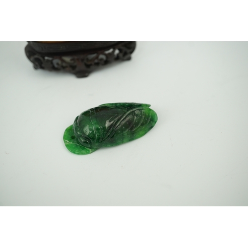 1463 - Chinese agate rabbit snuff bottle on stand and green hardstone bug pendant, rabbit snuff bottle 5cm ... 