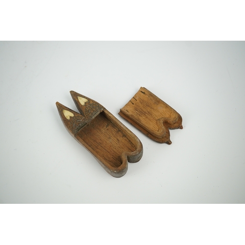 1464 - An early 19th century bone inset carved wood 'pair of shoes' snuff box with damaged sprung lid, 9.5c... 