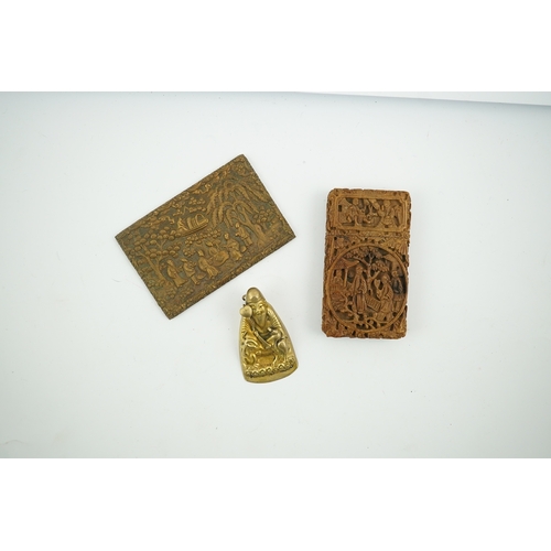 1470 - A Chinese carved sandalwood card case, a bronze relief cast and chased plaque and a gilt metal Shou ... 