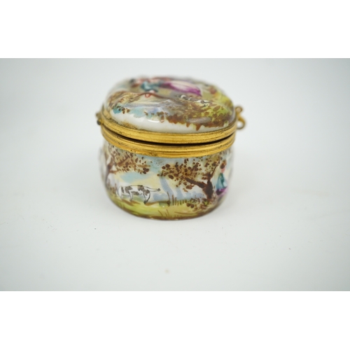 1477 - An 18th century Doccia porcelain tea bowl and a Naples style trinket box, bowl 7.5cm diameter. Condi... 