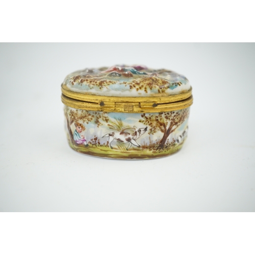 1477 - An 18th century Doccia porcelain tea bowl and a Naples style trinket box, bowl 7.5cm diameter. Condi... 