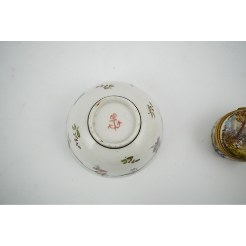 1477 - An 18th century Doccia porcelain tea bowl and a Naples style trinket box, bowl 7.5cm diameter. Condi... 