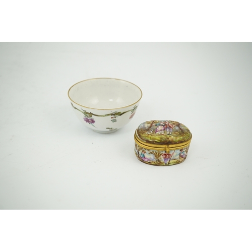 1477 - An 18th century Doccia porcelain tea bowl and a Naples style trinket box, bowl 7.5cm diameter. Condi... 