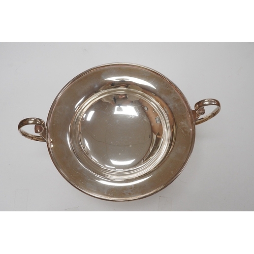 1856 - A George V silver two handled pedestal dish, Holland, Aldwinckle & Slater, London, 1914, diameter 19... 