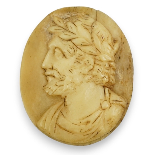 1922 - An 18th century unmounted oval horn cameo, carved with the head of Caesar to dexter, 49mm. Condition... 