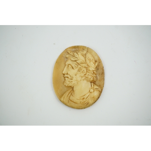 1922 - An 18th century unmounted oval horn cameo, carved with the head of Caesar to dexter, 49mm. Condition... 