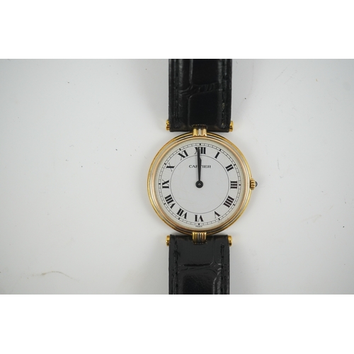 107 - A modern 18ct gold Cartier Vendome quartz wrist watch, on an associated leather strap, with Roman di... 