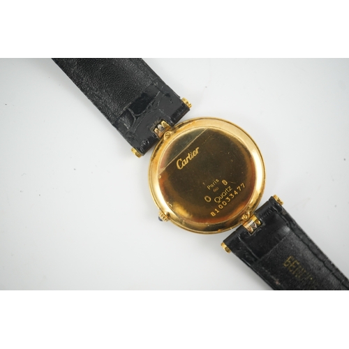 107 - A modern 18ct gold Cartier Vendome quartz wrist watch, on an associated leather strap, with Roman di... 