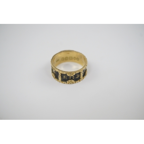 118 - An early Victorian 18ct gold and black enamel initial mourning band, with glazed panel, the interior... 