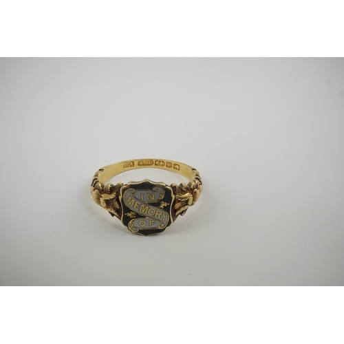 119 - An early Victorian 18ct gold and two colour enamel 'In Memory Of' mourning ring, with carved shoulde... 