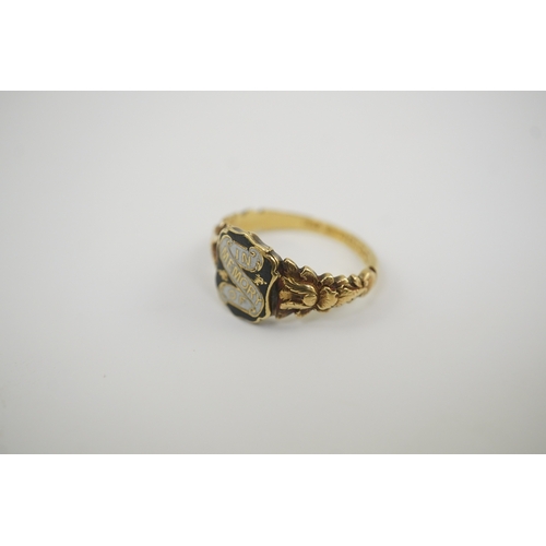 119 - An early Victorian 18ct gold and two colour enamel 'In Memory Of' mourning ring, with carved shoulde... 