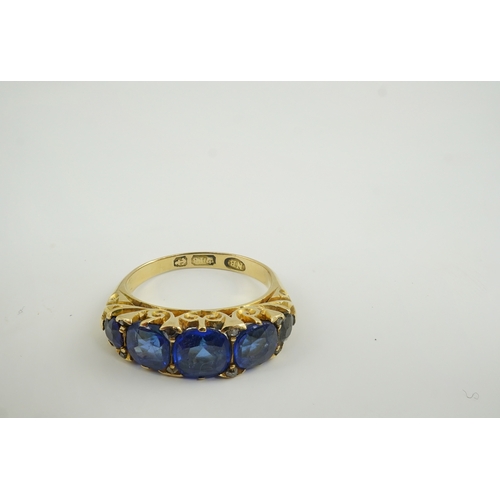 141 - A late Victorian 18ct gold and graduated five stone blue doublet set half hoop ring, with rose cut d... 