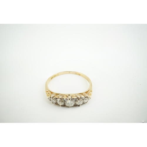 191 - An early 20th century gold and graduated five stone old cut diamond set half hoop ring, with diamond... 