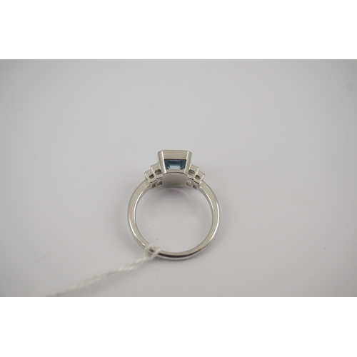 205 - An Art Deco style platinum and single stone emerald cut aquamarine set dress ring, with four stone g... 