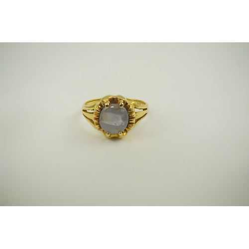 217 - A modern 18k gold and single stone cabochon star sapphire set ring, with pierced shoulders, size M/N... 