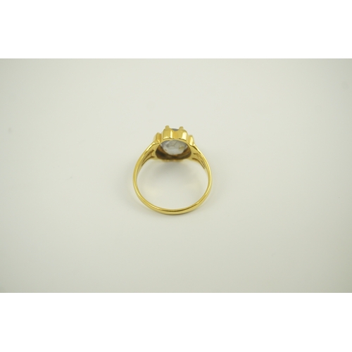 217 - A modern 18k gold and single stone cabochon star sapphire set ring, with pierced shoulders, size M/N... 