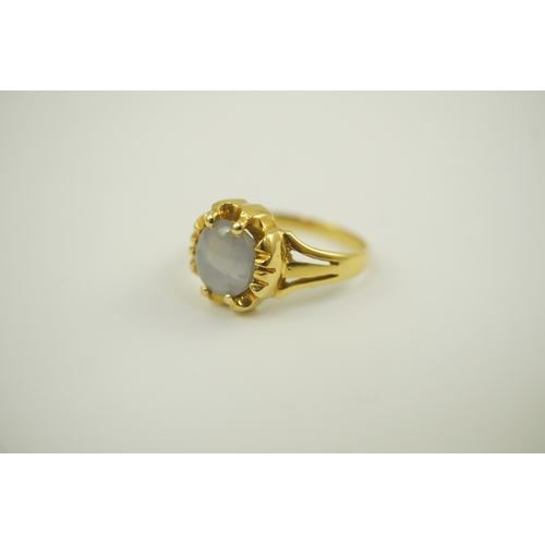 217 - A modern 18k gold and single stone cabochon star sapphire set ring, with pierced shoulders, size M/N... 