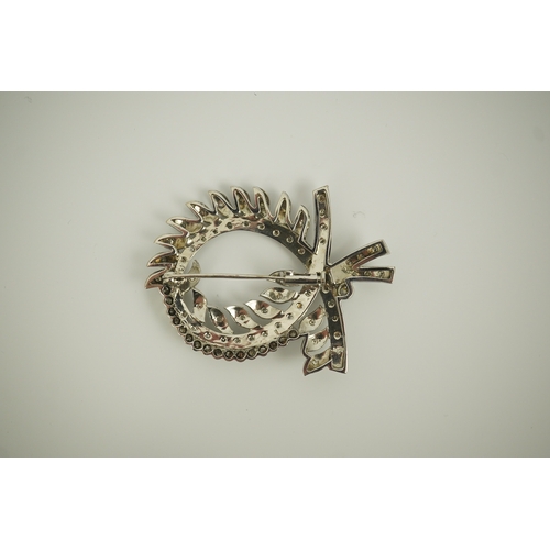 222 - A recent white gold and diamond cluster set scrolling wreath brooch, 52mm, gross weight 13,4 grams.... 