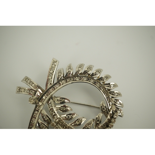 222 - A recent white gold and diamond cluster set scrolling wreath brooch, 52mm, gross weight 13,4 grams.... 