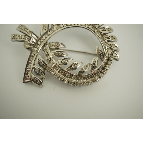 222 - A recent white gold and diamond cluster set scrolling wreath brooch, 52mm, gross weight 13,4 grams.... 