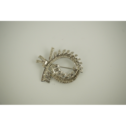 222 - A recent white gold and diamond cluster set scrolling wreath brooch, 52mm, gross weight 13,4 grams.... 