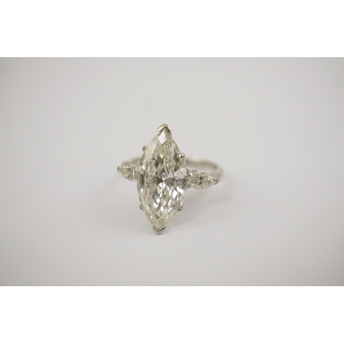 254 - A modern 18ct white gold and single stone marquise cut diamond set ring, with two stone marquise cut... 