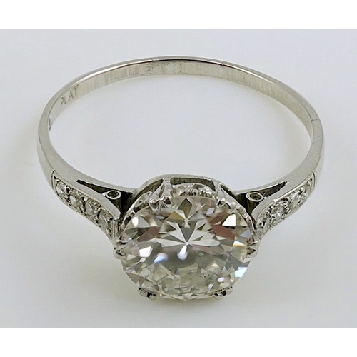 284 - A platinum and single stone diamond set ring, with graduated eight stone diamond chip set shoulders,... 