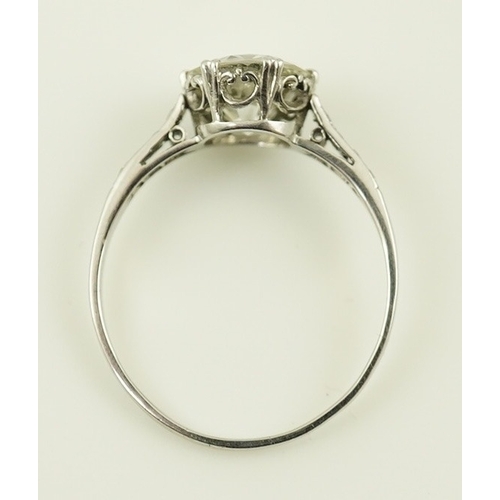 284 - A platinum and single stone diamond set ring, with graduated eight stone diamond chip set shoulders,... 