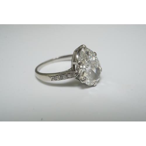 285 - A platinum and pear cut single stone diamond set ring, with diamond set shoulders, the stone weighin... 