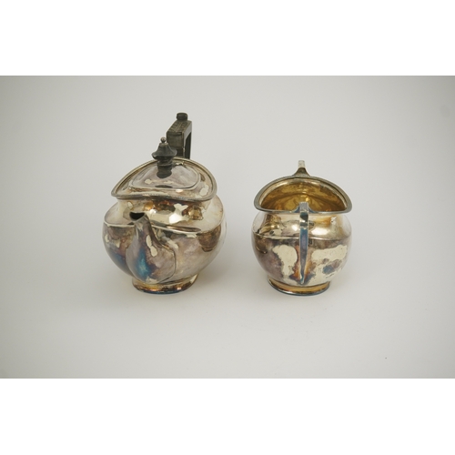 47 - An Edwardian silver teapot and a matching sugar bowl, with engraved inscription, relating to the Roy... 