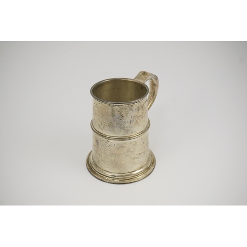 75 - A George V silver mug, by William Hair Haseler Ltd, with banded girdle and S scroll handle, Birmingh... 