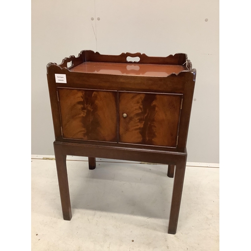 1032 - A reproduction George III style mahogany tray top commode, width 52cm, depth 54cm, height 74cm. Cond... 