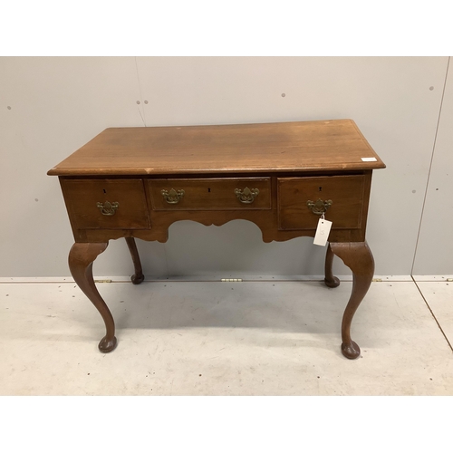 1039 - An 18th century style oak kneehole dressing table on cabriole legs, width 105cm, depth 53cm, height ... 