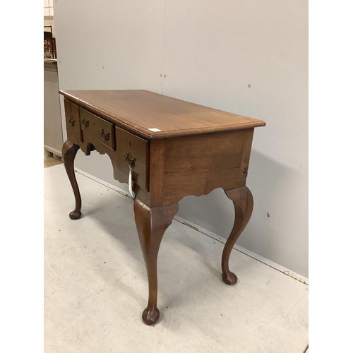 1039 - An 18th century style oak kneehole dressing table on cabriole legs, width 105cm, depth 53cm, height ... 