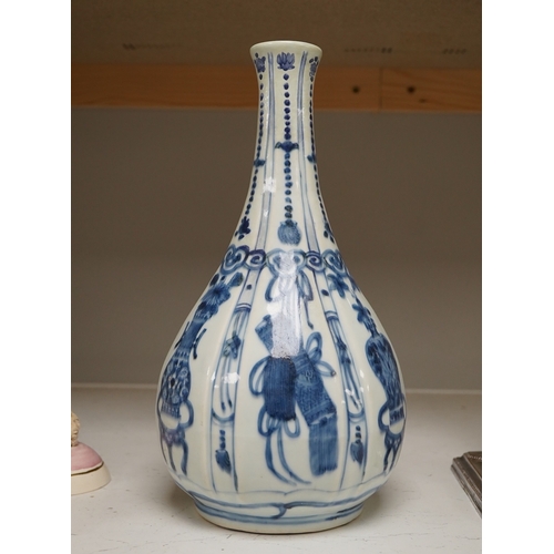 1336 - An early 17th century Chinese kraak blue and white bottle vase, 28.5cm. Condition - restored