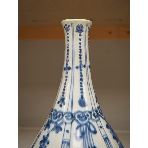 1336 - An early 17th century Chinese kraak blue and white bottle vase, 28.5cm. Condition - restored