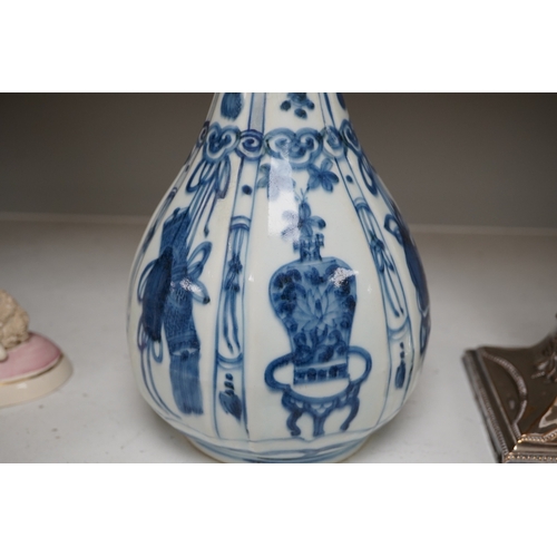 1336 - An early 17th century Chinese kraak blue and white bottle vase, 28.5cm. Condition - restored