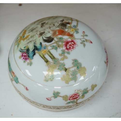 1363 - A Chinese famille rose chickens box and cover, possibly Republic period, with mark, 13cms high. Co... 