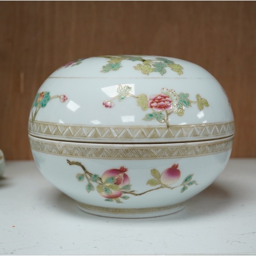 1363 - A Chinese famille rose chickens box and cover, possibly Republic period, with mark, 13cms high. Co... 