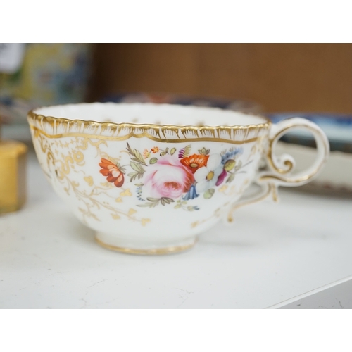 1370 - A Coalport floral part teaset, c.1825, to include teapot, sandwich plates and cups & saucers. Condit... 